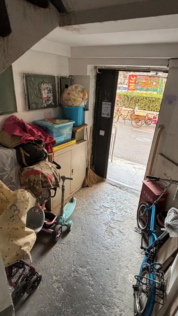 居民楼楼谈竟摆满鸟笼！消防通谈成了谁的后花坛？